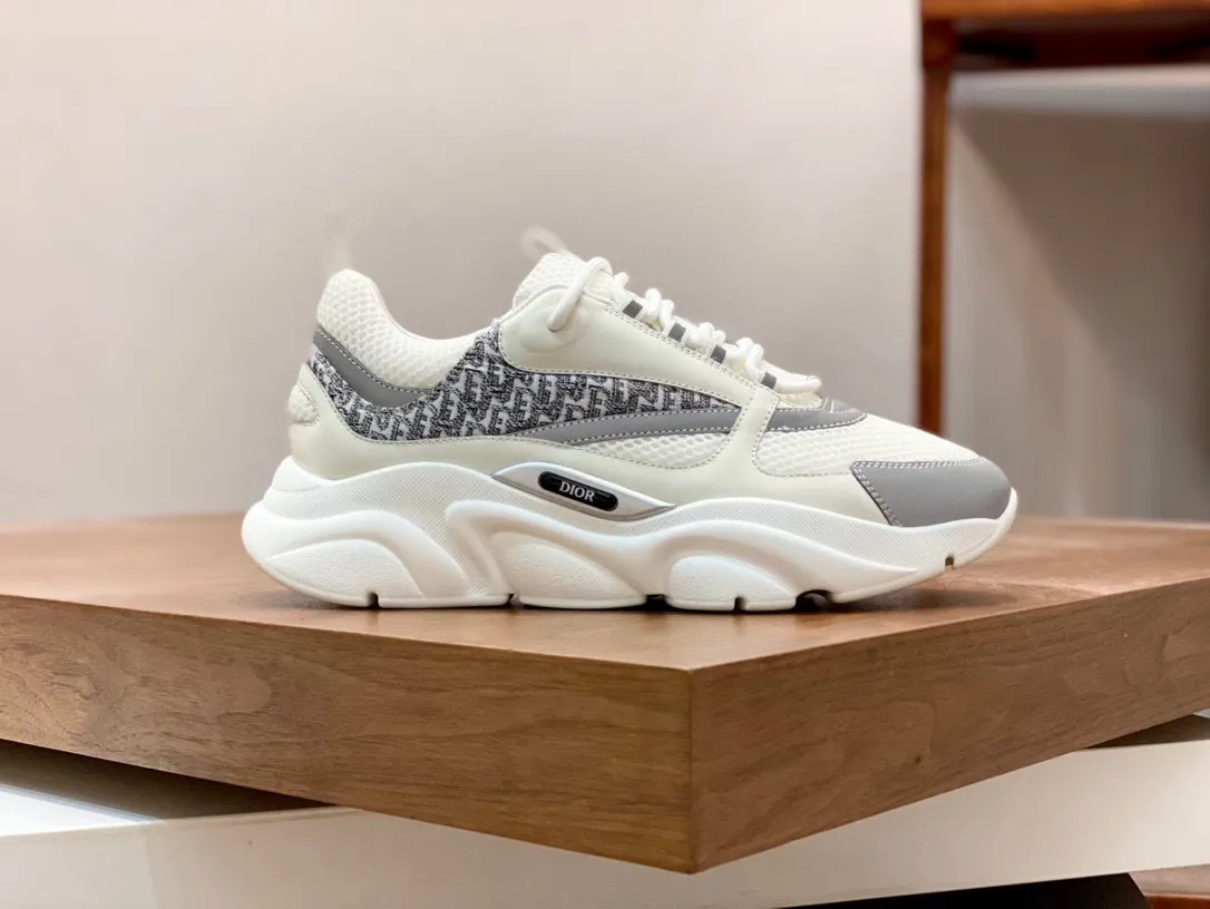 Factory price: 500💰 Dior B22 men's jogging fashion sneakers. This item draws inspiration from retro jogging shoes. It adopts a thick low-top design, with an upper made of leather and mesh fabric, and a black and white engraved rubber sole. The side is decorated with an embossed "Di~r" logo. Code number: 38-45 (38, 45, 46 can be customized)
